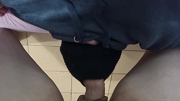 Abaixei as calça dele e enfiei a rola