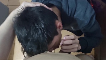 Abaixei as calça dele e enfiei a rola