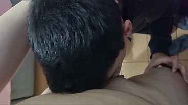 Abaixei as calça dele e enfiei a rola