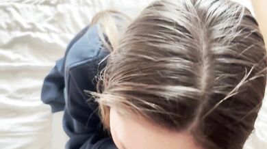 En studerende pige studerer anatomi i praksis