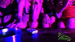gostosas tatuadas na festinha privada fumando e lambendo os pezinhos