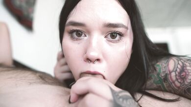 Alt girl sloppy deep throat blasting his face with ropes