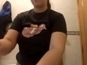 lavando sus bolas chinas. Juguetes sexuales para correrse