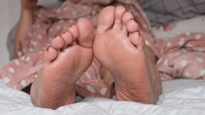 Dolce Amaran wrinkled soles close up FOR MOBILE DEVICES - FEET FETISH - BBW - WRINLKED SOLES - WIGGLING TOES - CHUBBY GODDESS - BAREFOOT