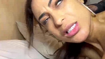 Meti no cu da Belinha Baracho. Meti com força minha rola preta no cuzinho gostoso da Belinha e fiz aquela safada gemer gostoso quicando forte na minha rola