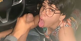 grosse faciale dans la voiture