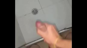 Novinho De SP gozando no chuveiro