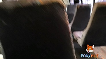 chupando una verga en el autobus y terminamos follando