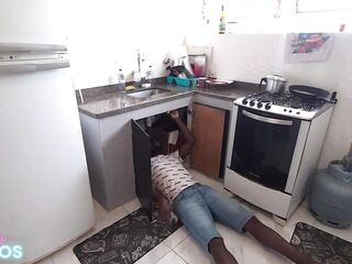 Encanador Negão Fode a Patroa Nicoly Mattos na Pia da Cozinha