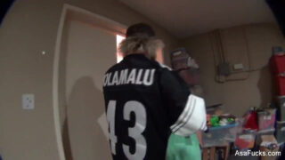 Asa Akira le prend profondément dans son cul serré