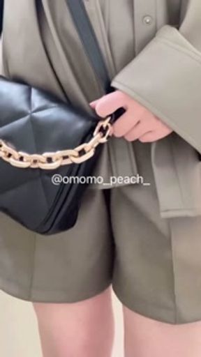 【憧れのインフルエンサーさんのストリートスナップ撮影中におもらし】フェイクレザーショートパンツ着用-photographed wearing synthetic leather short pants