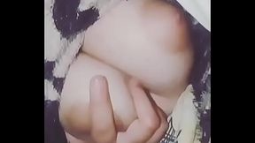 La Novia de mi amigo me ense&ntilde_a las tetas y me pide que me la coja