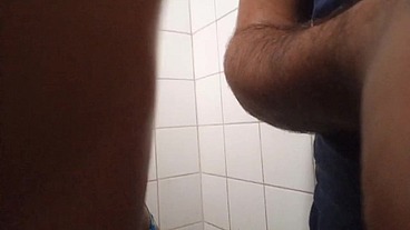 NO BANHEIRO PUBLICO COM SAFADINHOS GAYS