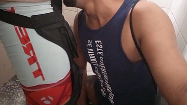NO BANHEIRO PUBLICO COM SAFADINHOS GAYS
