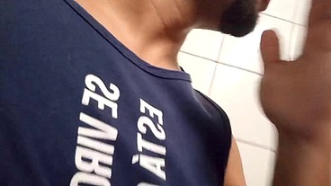 NO BANHEIRO PUBLICO COM SAFADINHOS GAYS