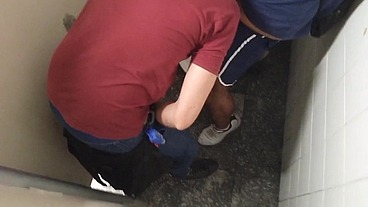 NO BANHEIRO PUBLICO COM SAFADINHOS GAYS
