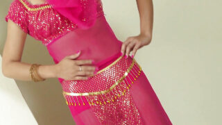 東洋のアマチュアベイビーは巨大なチンポをディープスロートし、その後、乱雑な射精で彼女のお尻を激しく叩かれます