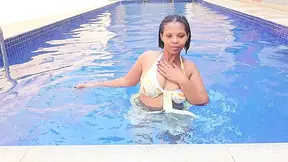 Chubby stunner masturbates in a swimming pool