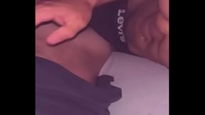 Bajo las sabanas mi vecino me folla en secreto mientras ve&iacute_amos Netflix