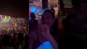 suite de la soiree au pacha a ibiza exhibant mes gros seins en dansant avec ...