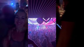 suite de la soiree au pacha a ibiza exhibant mes gros seins en dansant avec ...