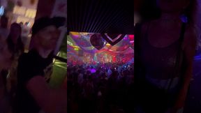 suite de la soiree au pacha a ibiza exhibant mes gros seins en dansant avec ...