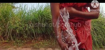 Sri lankan village girl bathing කැලේ ඇලට ඇගහොදන්න ගිය එහා ගෙදර අක්කා