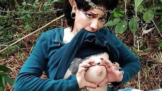 Tatovert amatør latina med store naturlige pupper spruter under utendørs anal pounding