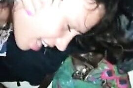 Vídeo caseiro amador com uma vadia saboreando um pau do cu à boca