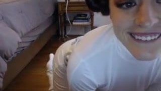 Cosplayer della Principessa Leila che si spoglia e succhia un BBC