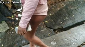 encontrei essa puta magrinha fumando e se exibindo na rua