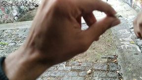 encontrei essa puta magrinha fumando e se exibindo na rua