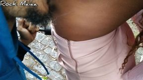 encontrei essa puta magrinha fumando e se exibindo na rua
