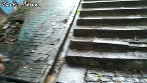 encontrei essa puta magrinha fumando e se exibindo na rua