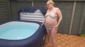 Bikini bouncing boobs in the hot tub