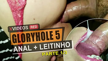 Cristina Almeida na cabine com buracos, leva rola sem camisinha na buceta, o macho aproveita e arromba o seu cuzinho e finaliza enchendo sua boca de porra, na frente do corno do marido. | Gloryhole 5 - Parte 1/3