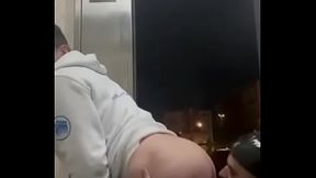 Comida de culo en el wc p&uacute_blico en plena calle y la puerta se abre para los curiosos Charlyfilmxxx XiscoFre ...