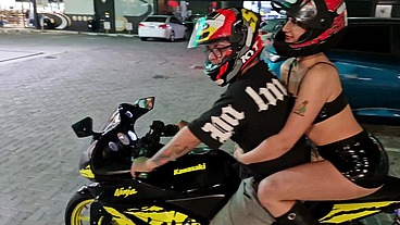 Convidei uma garota na rua pra andar comigo de moto e acabei comendo ela