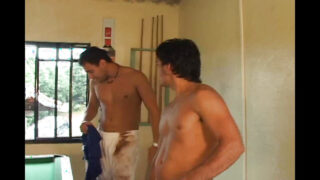 Amateurhaftes, geiles Paar: Der Typ mit dem großen Schwanz wird hart rangenommen und mit Sperma bespritzt.