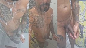 safadinho pelado tomando banho gostoso