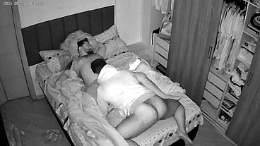 Câmera espiã com visão noturna flagra homem usando a bunda do vizinho na madrugada.