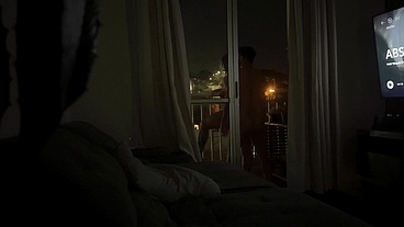 Foram duas gozadas no meu cuzinho, uma dando gostoso na sacada do prédio e outra no sofá da sala com a porta aberta para todos assistirem