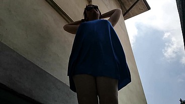 Upskirt pee in a outdoor public place