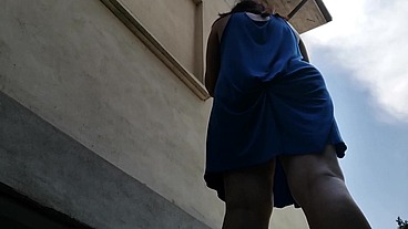 Upskirt pee in a outdoor public place
