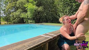 tonio me defonce le cul au bord de la piscine il fait beau et une grosse envi de faire ma gourmande au bord de l eau.
