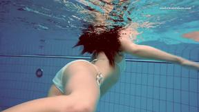 ”Juicy booty brunette babe Alla Birtakik swimming”
