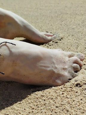 Beach Bliss: Playing with Sand Between My Toes! 🏖️👣
