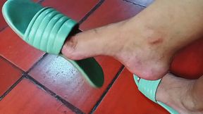 How beautiful my flip flops see in my feet while I hit them with the fingertips (3)