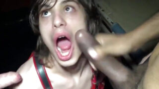 Lelaki bertatu Perancis, Germain EasyBi, menghisap zakar beberapa kali kemudian mengambil seks tanpa kondom dengan pancutan air mani panas