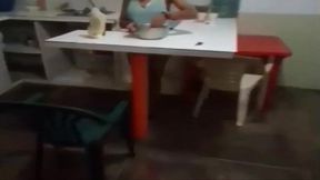 mi novia estaba cocinando desnuda y terminamos teniendo sexo duro